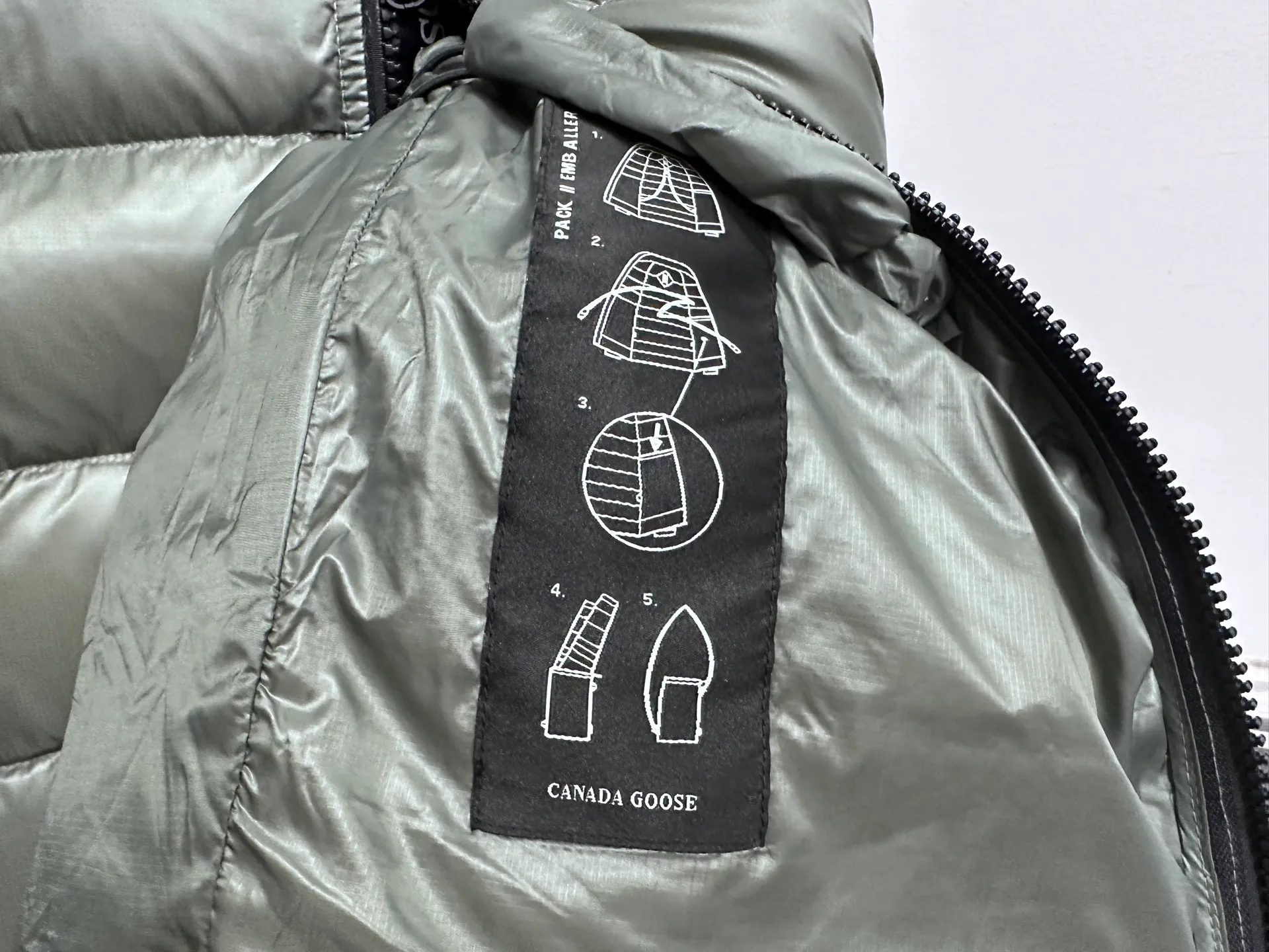 P560 [Canada Goose] CROFTON light down vest R water-repellent treatment Winall windproof fabric 700-fill down capacity Original molding Detailed production The upper body effect is stunning Exclusively available on the Xiaohongshu purchasing platform The highest version on the market Code number: XS-XXL